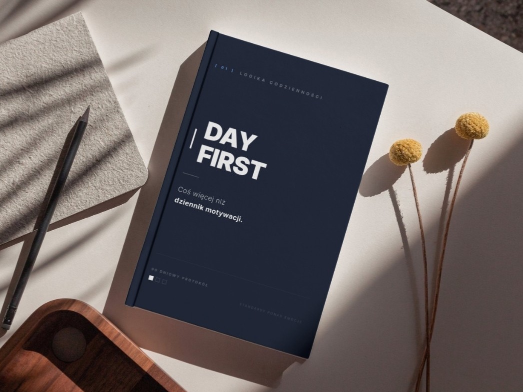 Dziennik Day First na biurku